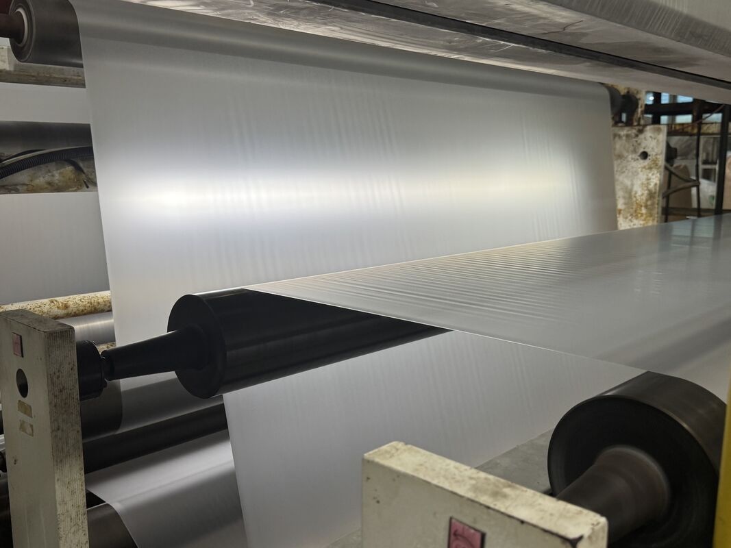 반짝이는 PET 열 라미네이션 필름, 커스터마이징 가능한 종이 코어 및 내구성 포장용으로 130°C까지 온도 저항성