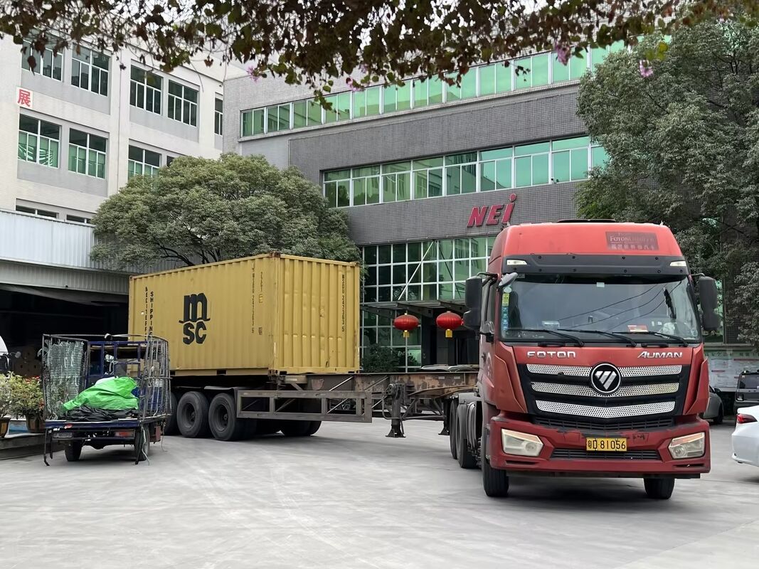 포장 및 라미네이션을 위해 110°C까지 열 저항성과 부드러운 반사 표면을 가진 맞춤형 금속화 된 PET 필름